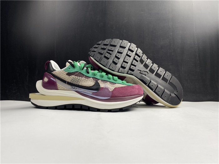 Nike Vaporwaffle sacai Villain Red Neptune Green