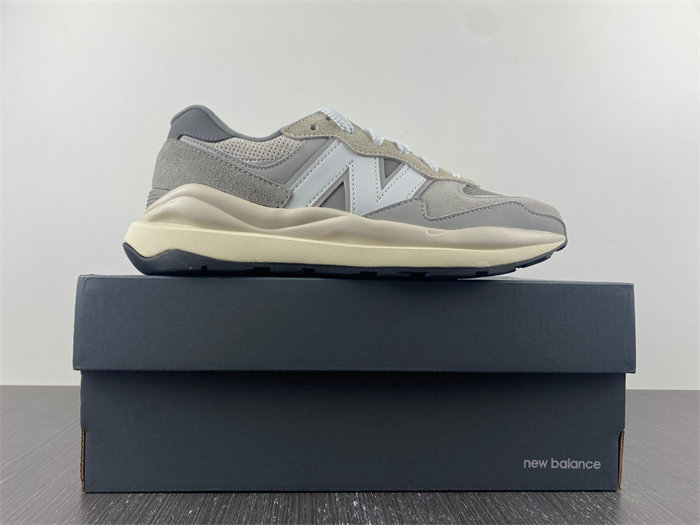 new Ba1an*e 57/40 grey day m5740ta