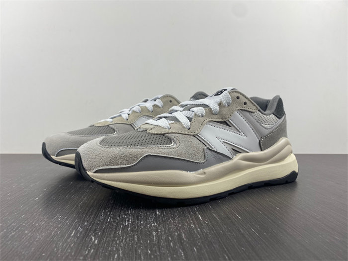 new Ba1an*e 57/40 grey day m5740ta