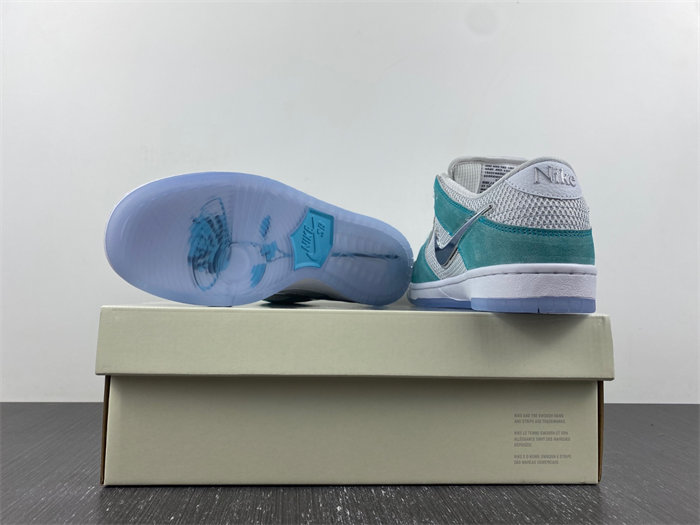 Nike SB Dunk Low FD2562-400